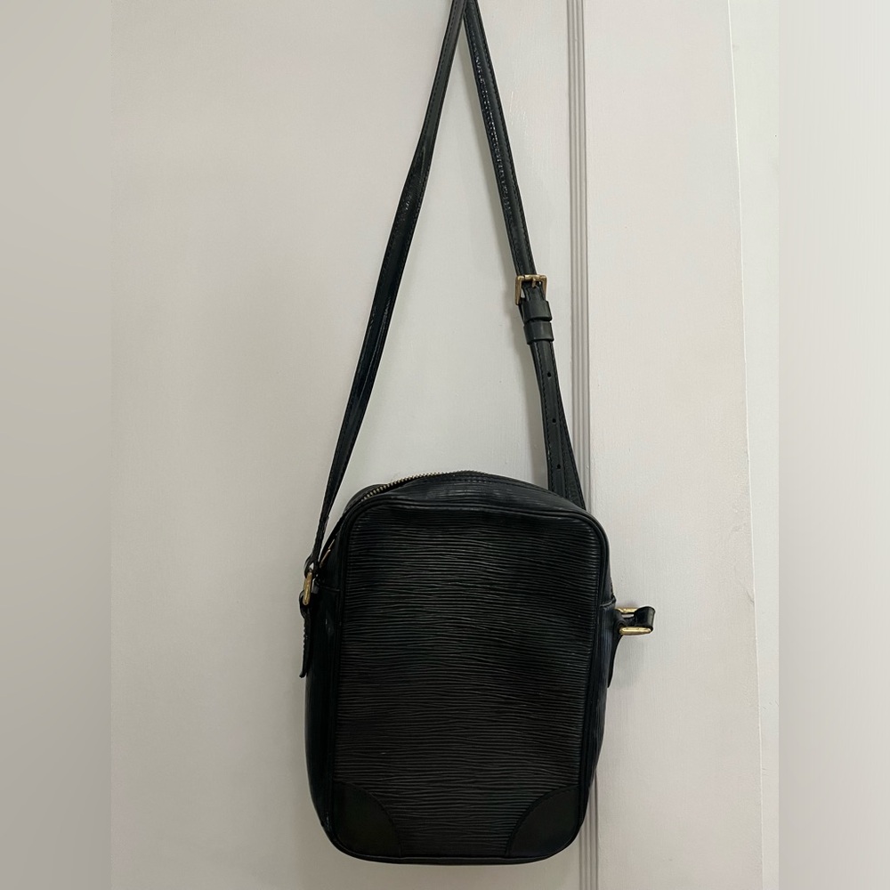 LOUIS VUITTON Danube
Shoulder Bag Epi Leather Black
Noir